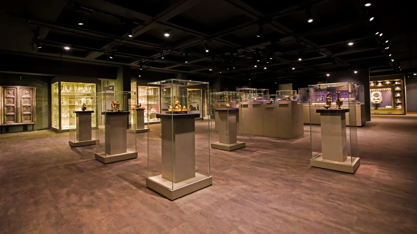 Admire Antique Jewelry at Amrapali Museum