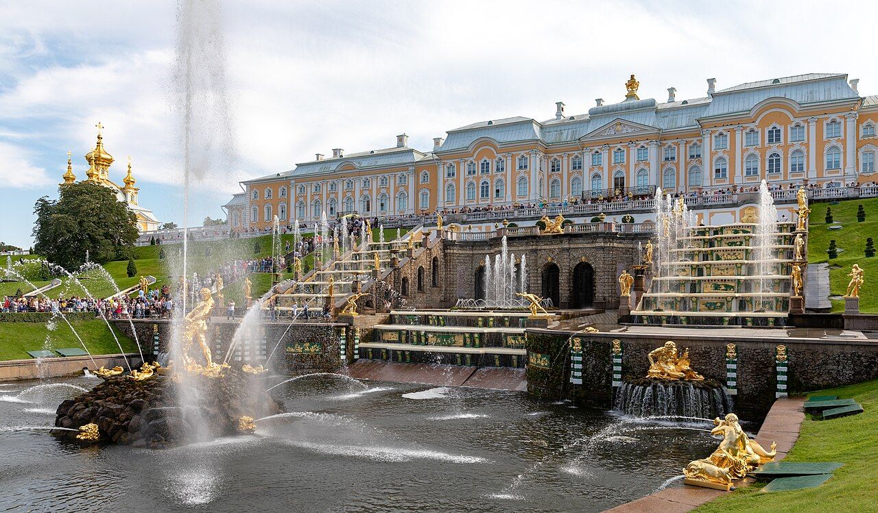 Discover the Palaces of Peterhof