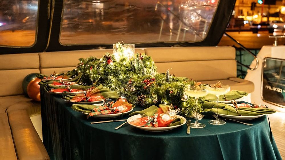 houseboat dinner